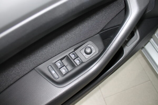 Volkswagen Passat Variant 2.0 TDI 150cv Business 2020 - Imagen 15