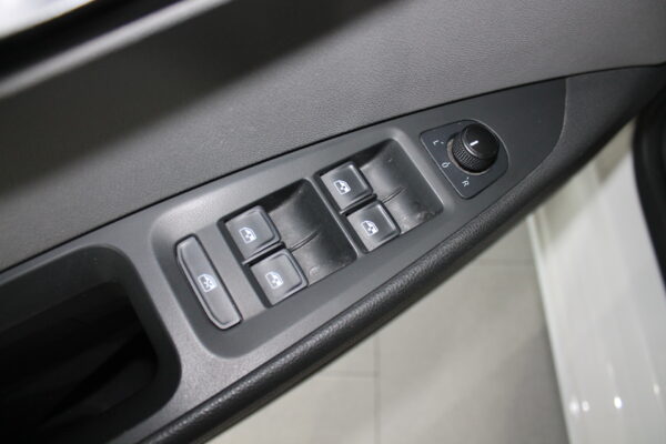 Seat León 1.6 TDI 115cv Reference 5p. 2019 - Imagen 15
